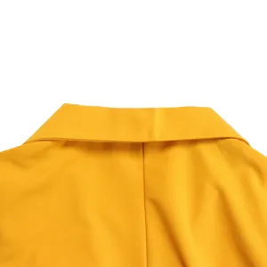 Gros plan de haute qualité sur le col à revers classique d'une robe plissée jaune éclatante