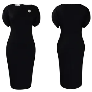 Elegante abito midi a tubino nero con scollo rotondo e spilla, vista fronte e retro