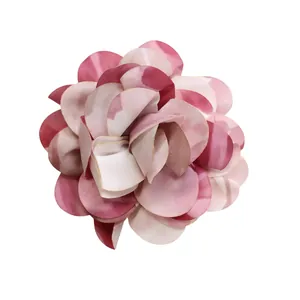 Dettaglio ravvicinato di un accessorio fiore in tessuto rosa per un abito estivo di classe