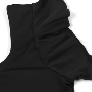 Detailopname van het elegante ruche-ontwerp op de schouder van een zwarte stretchjurk