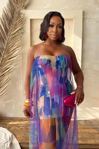 Gros plan d'une robe moulante sexy en maille multicolore avec empiècement pour femme