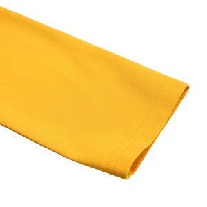 Gros plan détaillé du poignet à double surpiqûre d'une robe africaine jaune texturée