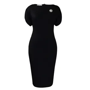 Elegante tubino nero OL a maniche corte con una spilla decorativa in cristallo floreale