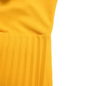 Gros plan sur la texture du tissu plissé jaune et les détails de couture soignés