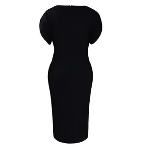 Vista posteriore di un elegante abito a tubino nero a maniche corte con silhouette aderente