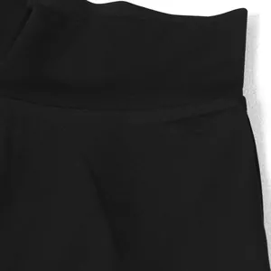 Detailopname van de elastische tailleband en hoogwaardige stof van een zwarte lange rok.
