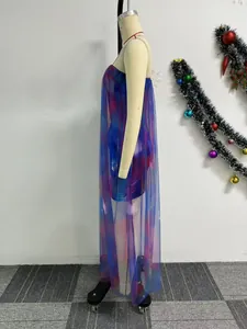 Vue latérale d'une robe moulante sexy en tulle tie-dye avec voile long transparent.