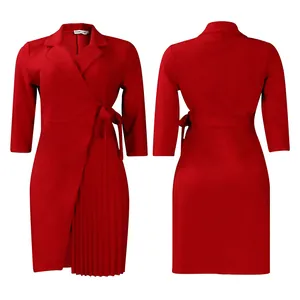 Vue avant et arrière d'une robe rouge cache-cœur à col tailleur et jupe plissée.