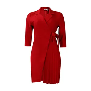 Robe portefeuille rouge élégante à col tailleur, avec jupe plissée et taille nouée.