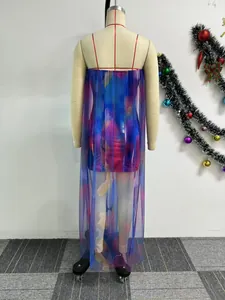 Vue arrière d'une robe moulante sexy en mesh bleu transparent à imprimé abstrait