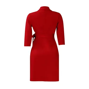 Robe rouge élégante longueur genou avec ceinture à nouer et manches 3/4 vue dos
