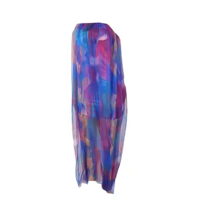 Vue latérale de la robe moulante en maille à imprimé abstrait avec détails transparents