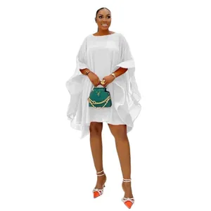 Elegante vestido poncho de gasa blanca con mangas murciélago y una silueta fluida.