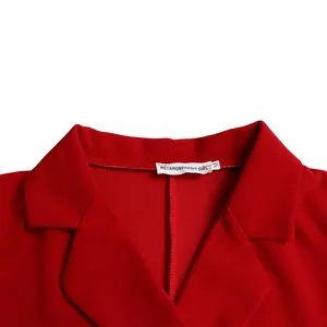 Gros plan détaillé du col blazer rouge et de l'étiquette de marque d'une robe chic