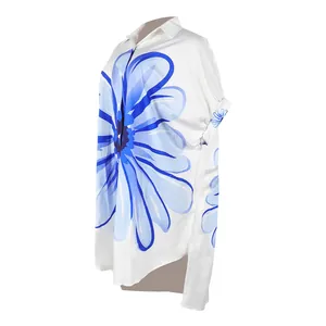 Zijaanzicht van een elegant wit overhemd met blauwe bloemenprint en een hoge-lage zoom.