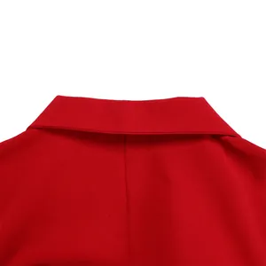 Détail en gros plan d'une robe rouge montrant un col à revers classique de haute qualité