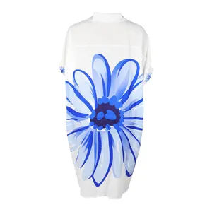 Achterkant van elegant wit overhemd met revers en een levendige blauwe bloemenprint.