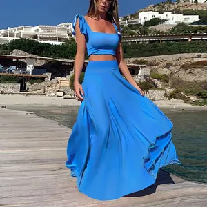 Elegant blauw tweedelig maxi-jurk set met ruches crop top en lange zwierige rok
