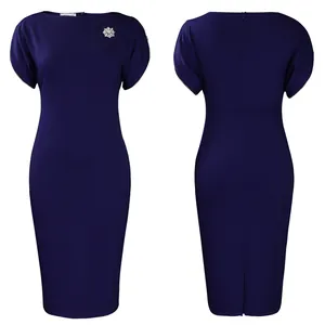 Dettaglio di un elegante abito a tubino OL blu navy con maniche corte e spilla.