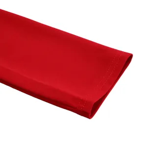 Vue détaillée de la manchette de robe rouge avec une couture double de qualité.