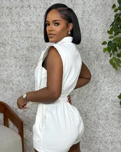 Seitenansicht eines weißen ärmellosen Jumpsuits mit elastischer Taille und Schultern.
