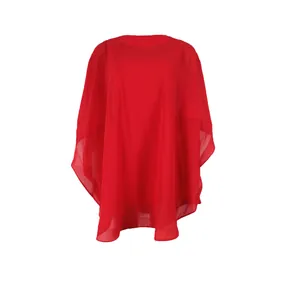 Elegante vestido poncho de gasa roja con un ajuste holgado y un diseño fluido y ligero