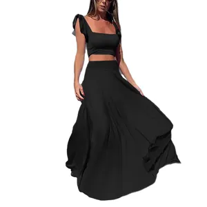Elegante zwarte tweedelige maxi-rokset met crop-top met ruches voor een modieuze vrouw
