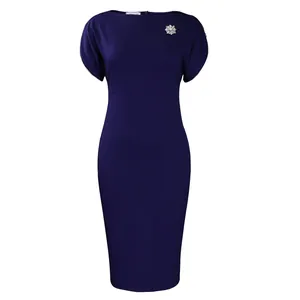 Dettaglio dell'abito tubino blu navy con spilla lucida e zip sulle maniche corte.