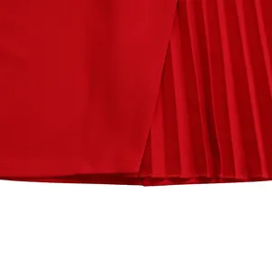 Gros plan détaillé sur l'ourlet plissé rouge vif d'une robe africaine élégante et chic