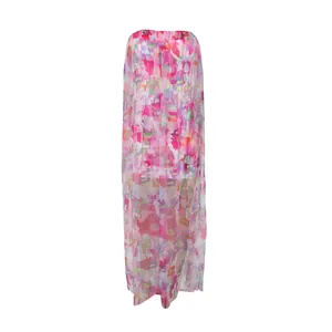 Vue d'ensemble de la robe en maille à imprimé floral avec une coupe moulante sexy