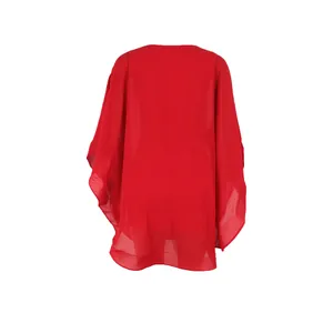 Vista posterior de un vestido poncho de gasa roja fluida con una silueta suelta y ligera
