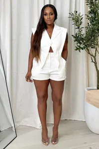 Stilvolles weißes ärmelloses Westen-Set mit unregelmäßigem Saum und Shorts für Damen