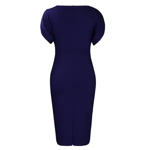 Vista posteriore dettagliata di un elegante abito da ufficio blu navy a maniche corte