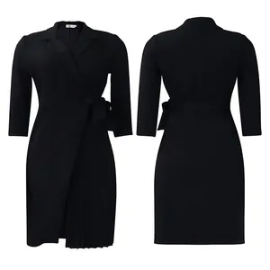 Vue avant et arrière d'une robe noire à col tailleur avec ceinture à nouer et détails plissés.