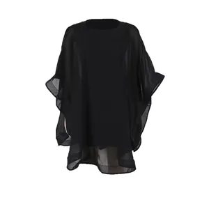 Vista frontal de un vestido poncho de gasa negra suelta con mangas anchas drapeadas