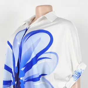 Gedetailleerde macro-opname van het elegante blauwe bloemenpatroon op dit witte overhemd
