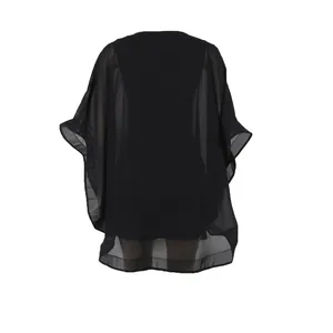 Vista trasera de un elegante vestido capa de gasa negra con detalles transparentes.