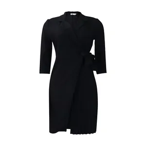 Détail d'une robe portefeuille noire à col tailleur et ourlet plissé élégant.