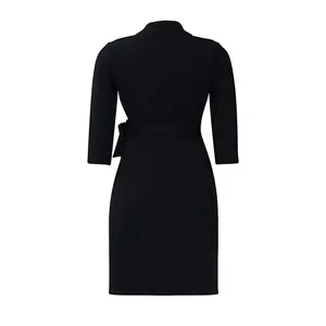 Vue arrière d'une robe portefeuille noire grande taille avec taille à nouer.