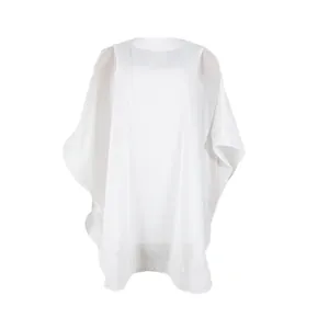 Vista frontal profesional de un vestido poncho de gasa blanca con una tela ligera.