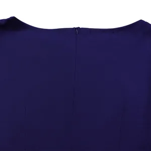 Primo piano dettagliato della cerniera posteriore e dello scollo di un abito blu navy