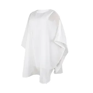 Vista detallada de vestido poncho de gasa blanca con textura de tela fina y elegante.