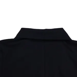 Détail de haute qualité d'un col de blazer noir élégant sur une robe moderne et chic