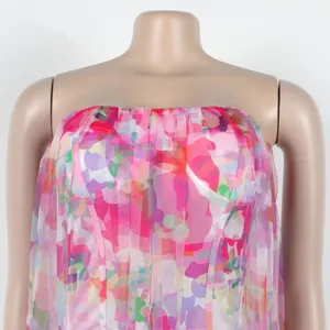 Vue détaillée d'une mini-robe sexy en mesh transparent à imprimé floral rose