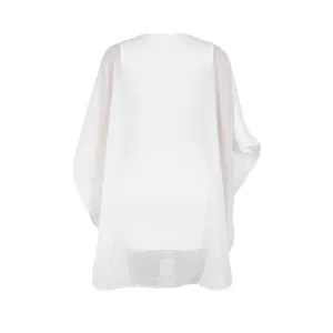 La vista posterior de un vestido capa de gasa blanca suelta con caída muy elegante