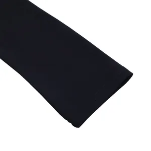 Gros plan sur les coutures précises du poignet et les détails du tissu de la robe noire