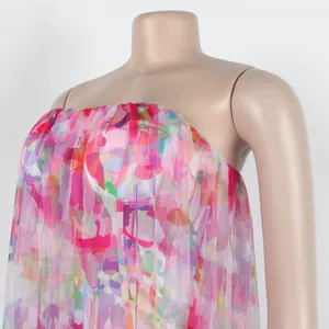 Gros plan du motif graffiti vibrant sur une robe bustier sexy en maille transparente