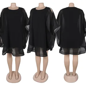 Vistas frontal, lateral y trasera de un vestido de capa de gasa negra holgado.