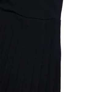 Vue détaillée de la texture du tissu plissé d'une robe noire élégante pour femme