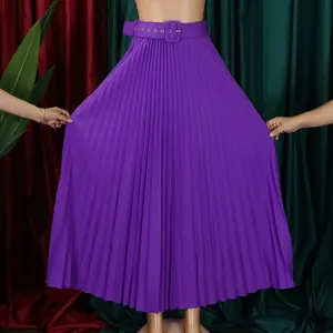 Détail d'une jupe mi-longue plissée violette à taille haute avec large évasement